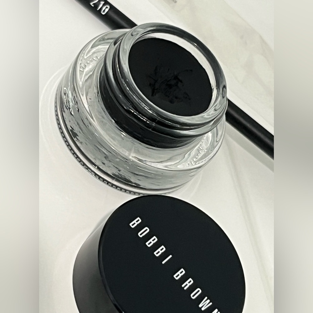 Bobbi Brown set of cosmetics - Picture 2 of 9